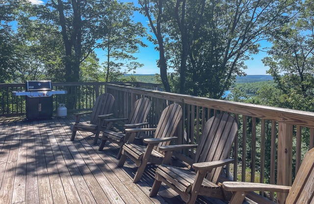 Boulderview Lodge, near JFBB with private mountain views, hot tub, and fireplace
