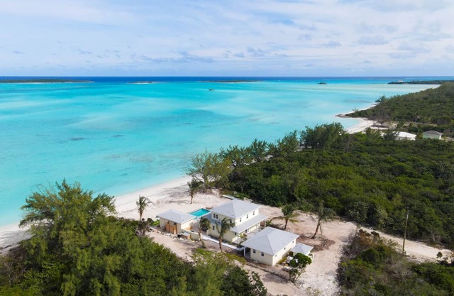 Boundless, Beachfront home; walk on the beach to restaurants & sandbars!
