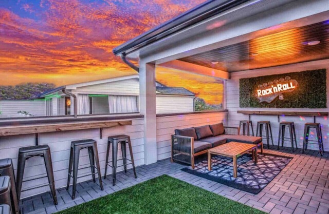 Bourbon&Bubbles! 2 Homes 40+ Bed