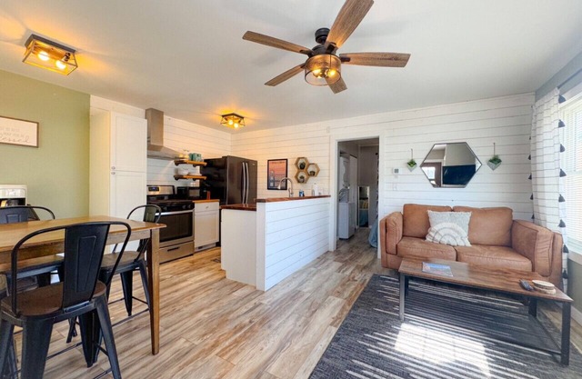 Boutique Apt- Walk to Downtown - Patio - Laundry