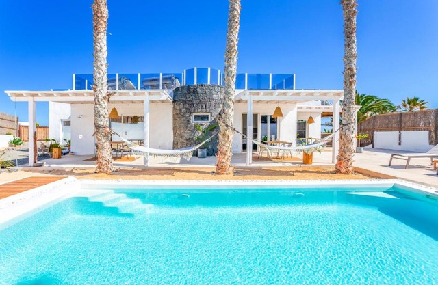 Boutique Beach Villa by Lanzarote Retreats - Private Pool - 1 min walk to Sea Pool