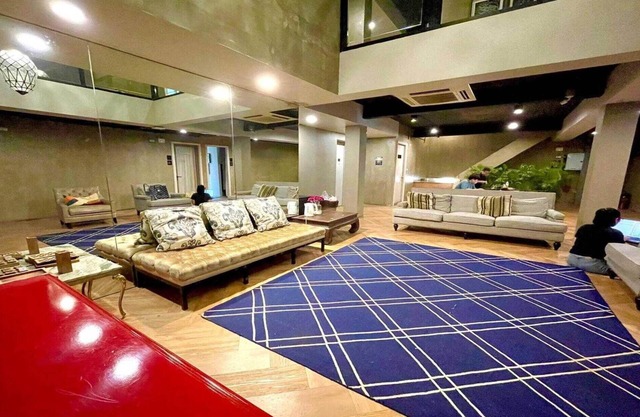 Boutique Deluxe Vibe | Chic City Escape