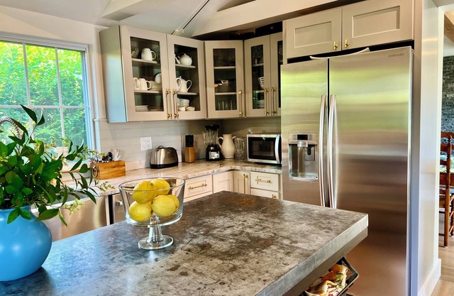 Boutique Retreat - Jamestown, RI's Hidden Gem!