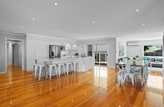 Bowden House -Huge Family Home In Hobart -8 Bedroom, 6 Bathroom, 5 Living zones