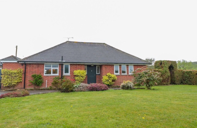BOWER VIEW, pet friendly, character holiday cottage in Madley
