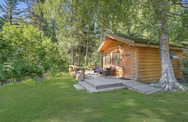 Bowman's Cabin - a private cabin in Hope, Alaska right on Bear Creek