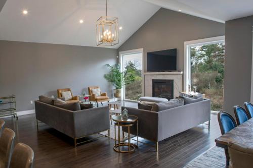 Bradford Place Main Level, 3BR Private Floor with Kitchen