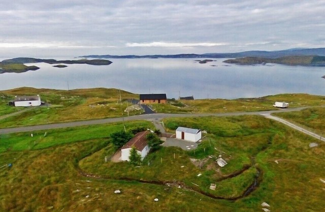 BRAEMORE CHALET, romantic, with open fire in Tarbert Isle Of Harris