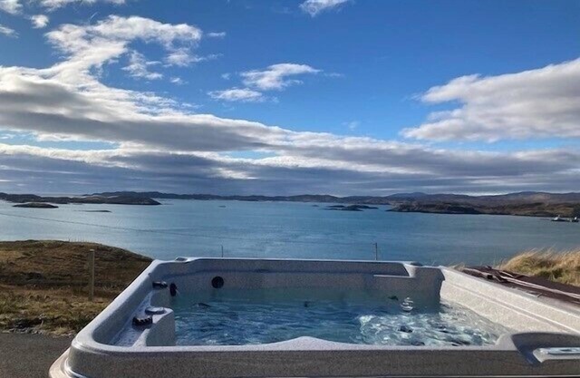 BRAEMORE COTTAGE, family friendly in Tarbert Isle Of Harris