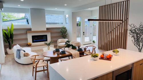 Brand New Architectural Gem 1900 sqft House with SPA bathroom 15min to downtown