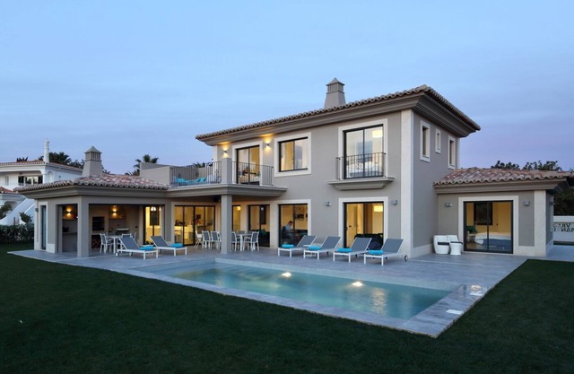 Brand new luxury villa ! sleeps 10, 300 meters from the ocean !