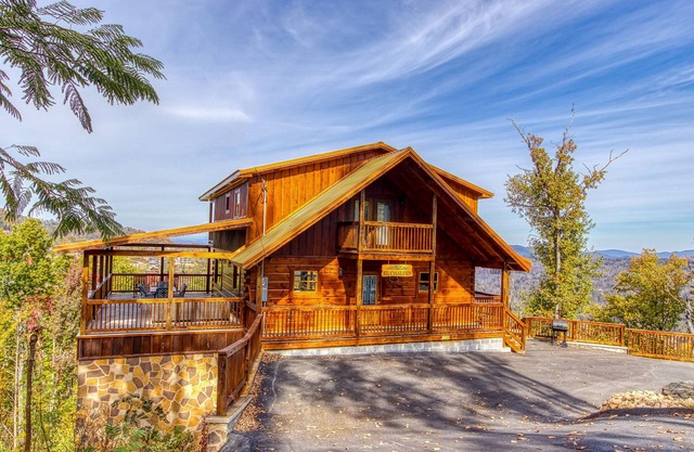 Brand NEW Luxury 4/4.5 Cabin! AMAZING VIEW! Indoor Pool, Huge Game Room, WIFI