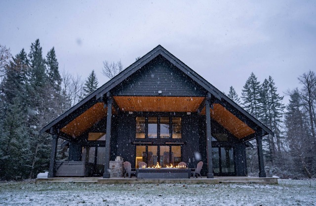 Brand New Luxury Cabin on 5 acres with Hot Tub and Game Room. Cozy and Clean.