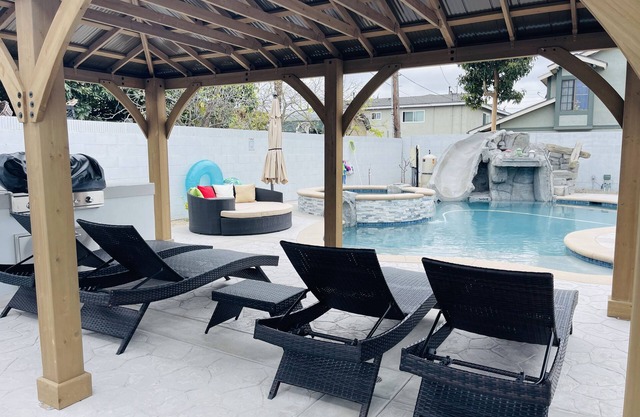 BRAND NEW MODERN RETREAT, POOL, SPA CLOSE BEACHES,DISNEYLAND,ANAHEIM CONVENTION.