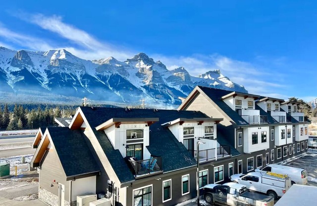 Brand New Modern Townhouse with Stunning Mountain Views – Sleeps 6