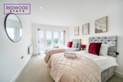 Brand New Premium Serviced Apartments, Free Parking, High-Speed WiFi By Redwood Stays