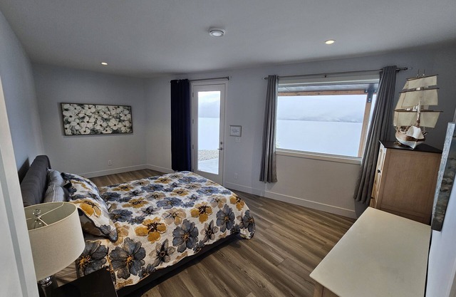 Brand new property! Spacious! Big patio! Surrounded by vineyards! 180⁰ lake view