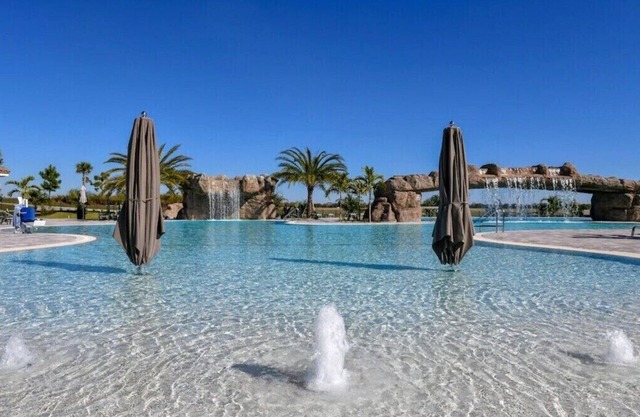 Breaktaking Resort townhome -Water Views with Golf, Tennis, Swimming Pools , GYM