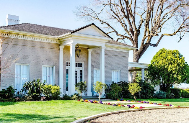 Breathtaking Estate: 5-star finishes. Private Pool. Gardens. River