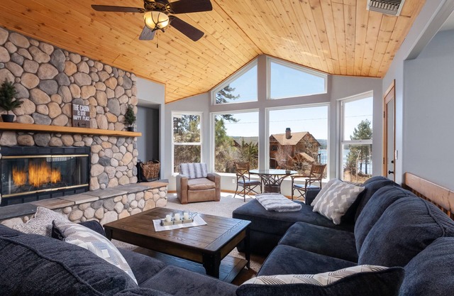 BREATHTAKING LAKE VIEWS - HUGE GREAT ROOM & GAME ROOM, DUAL FIREPLACES, PACMAN!