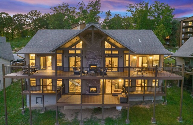 Breathtaking Lake Views, Indoor Pool, Fireplaces, Gameroom & Endless Fun