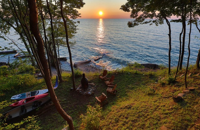 Breathtaking Lakefront Cabin On Lake Ontario with Beach!