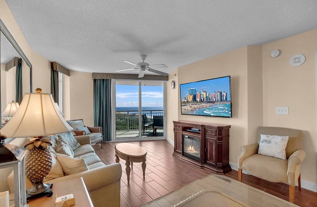 Breathtaking Ocean Views/Deluxe & Spacious 3 BR Condo /Spacious Living!*