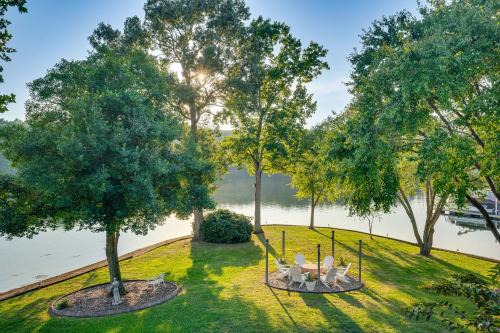 Breathtaking Views and Deck Badin Lake House!