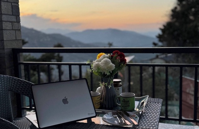 Breathtaking views & cozy comfort and serene Retreat in the hills