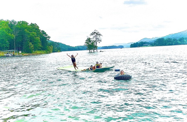 Breathtaking Waterfront Retreat, Private Docks 10 guests, King Bed.