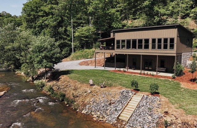 Breathtaking Waterfront Cabin NEW Sauna & Hot Tub w/Fireplace. Fishing & Kayak