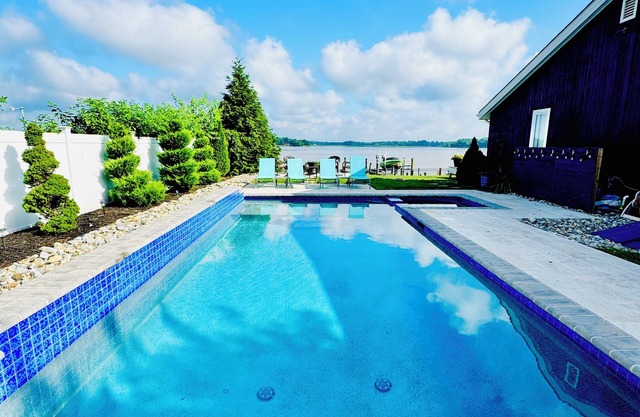 Breathtaking waterfront home w/seasonal private pool/spa-Fall now booking