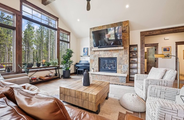 Breck Mountain Getaway: Spacious 4BR home in Breckenridge with stunning mountain views.