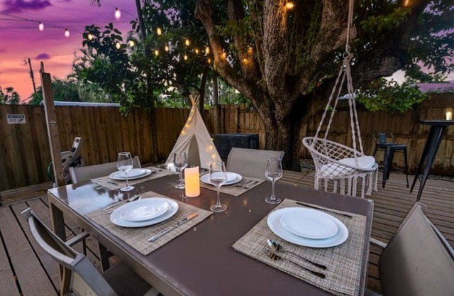 Breezy Cottage Vibe, Stunning Yard- 5 Min to Beach