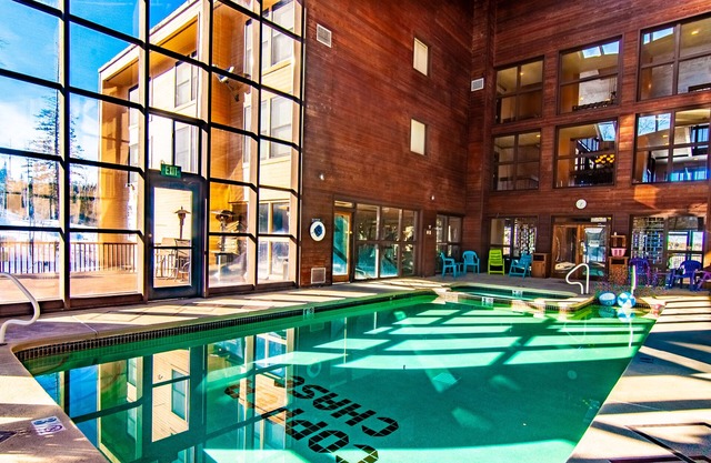 Brian Head Penthouse South, Pool-Hotub, Ski-i/o, 3 Masters, Play lofts, Sleep 14