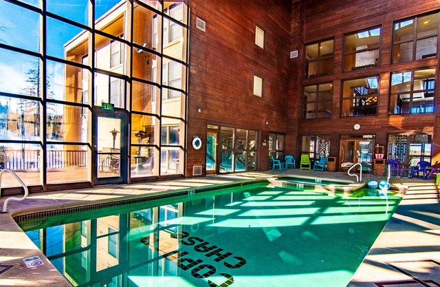 Brian Head Royal Prince Suite, Pool & Jacuzzi, Ski-I/O, 3 BR +, 2 Bath, Sleep 14