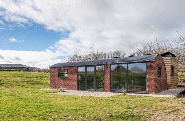 Brick Barn - Luxury Barn Conversion by River Avon