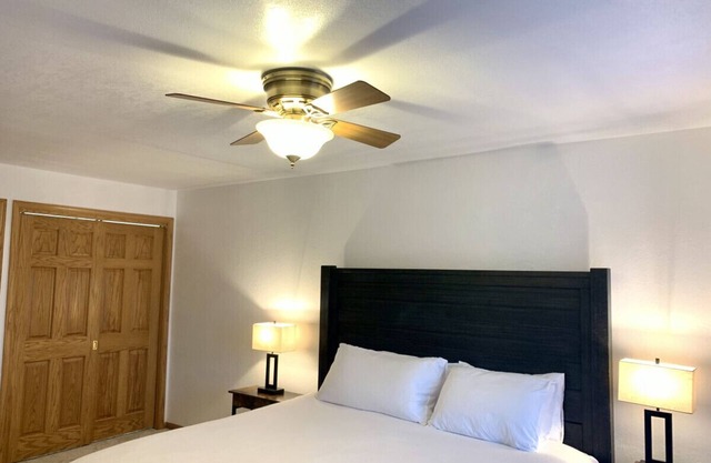 Bridge Inn Suite101 Kitchen1King 2Futons RiverWiew