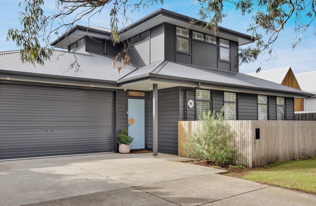 Bridge Road Beach House, Barwon Heads, Sleeps 12. Disability accessible