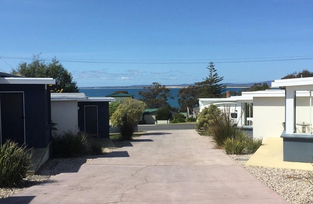 Bridport Old Pier 2 bedroom apartments 1-3. Full kitchen Pet friendly on request