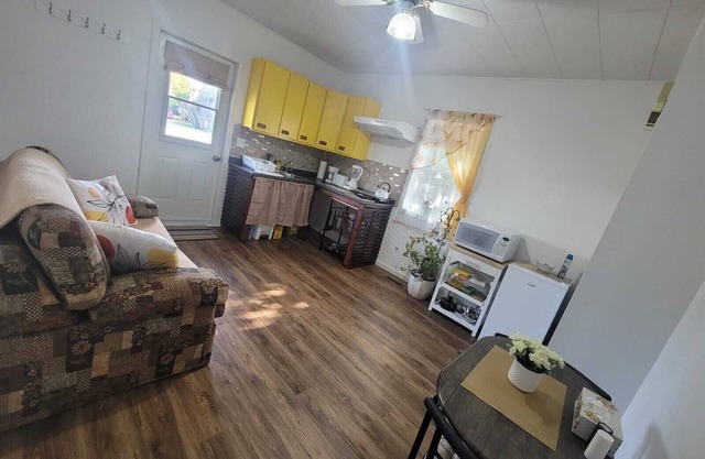 Bright 1 bedroom apartment close to highway, wifi, netflix, prime, free parking