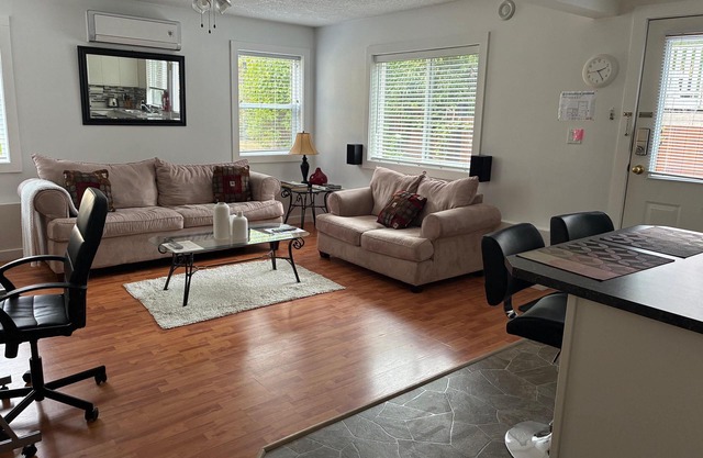 Bright 1 bedroom suite/Self check in/Full kitchen/Wifi/Netflix/Optic TV