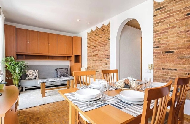 Bright 2 bedroom apartment located in the most attractive area of Barcelona. It is located in the heart of Poble Sec, the coolest neighborhood with the best tapas restaurants in Barcelona. Just 4 minutes from the subway and 10 minutes from Las Rambl