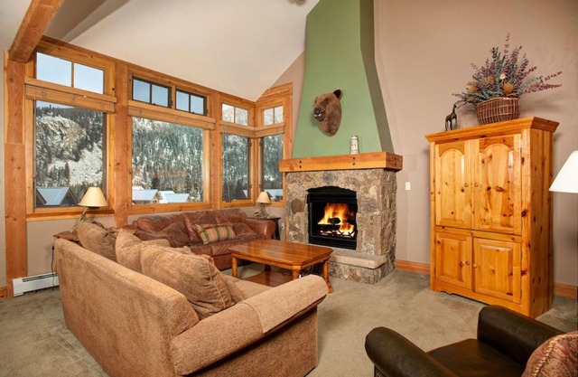 Bright 2 Bedroom Premier Townhouse with Fireplace!