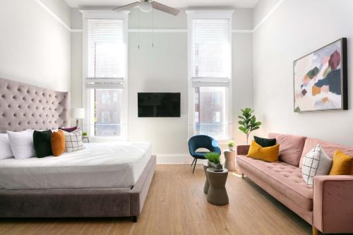 Bright 2BR Loft Sleeps 7 with Full Kitchen and Fast WiFi