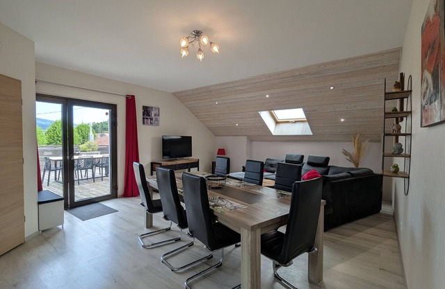 Bright 3-bedroom apartment, terrace, near shops and skiing, with WiFi