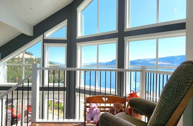 Bright 3 Bedroom Cottage with Sweeping Lake Okanagan Views!