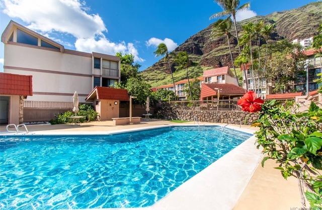 Bright Airy Condo in Makaha - 5 mins from the beach!