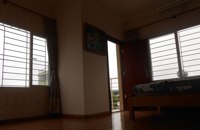 Bright, airy, well equipped, near west lake 2 bedrm apartment