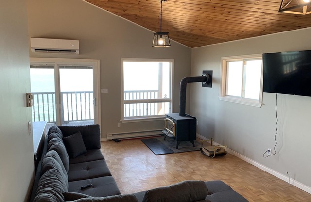 Bright and cozy cottage overlooking the worlds highest tides